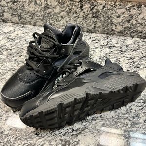 Women’s size 6 1/2 Nike huaraches, worn one time